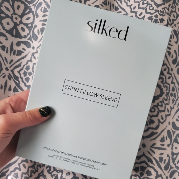 SILKED Satin Pillow Sleeve NIB - Picture 1 of 3
